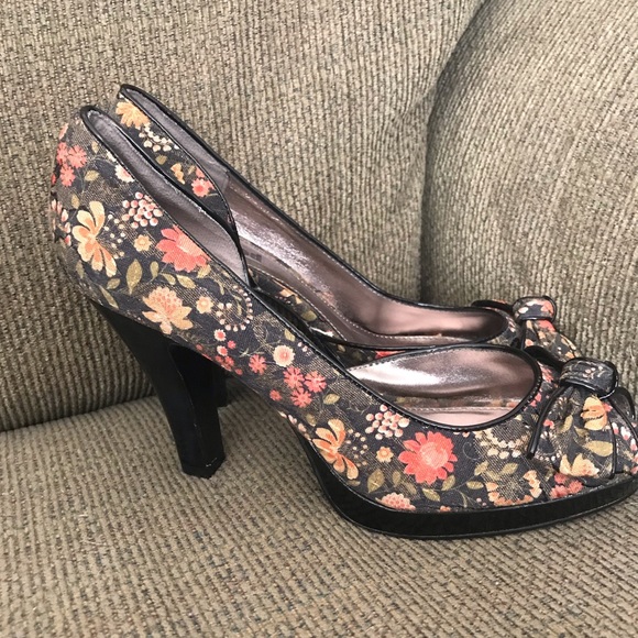 Unlisted floral pattern peep toe heels - size 9 - Picture 2 of 4